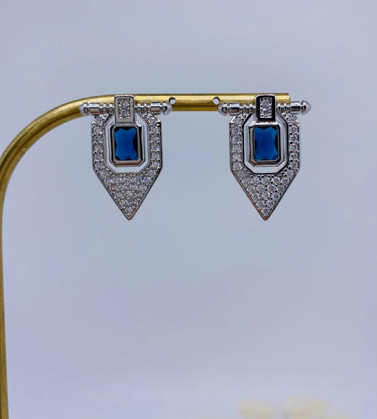 Diamond Üçgen Zirkon Taşlı Silver Renk Çelik Küpe