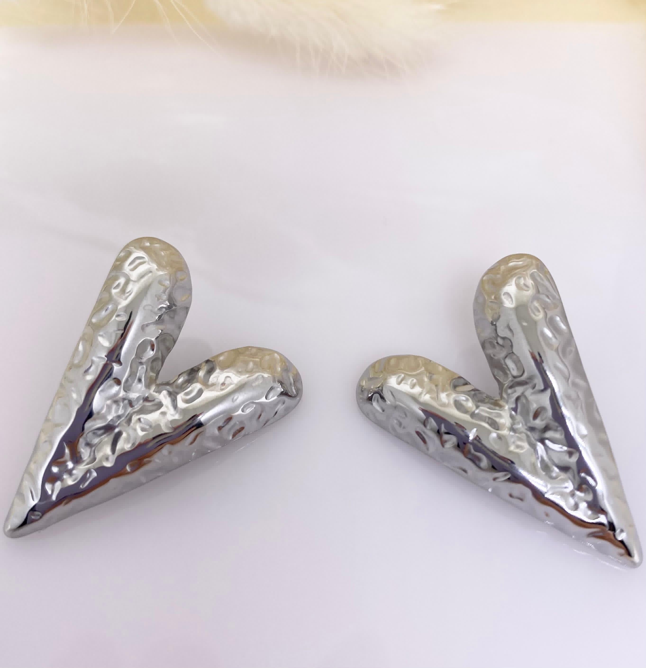 Çelik Silver Renk Sivri Kalp Küpe